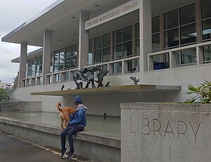 Pritchard Kütüphanesi ve Du Pen Çeşmesi 2020-2.jpg