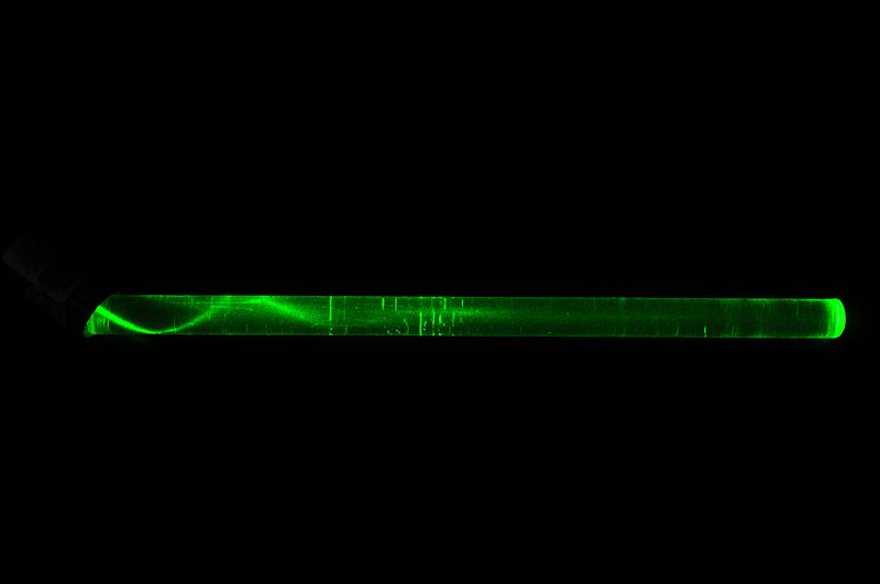 File:Propagation of light through the core of an optical fiber. Macro visualization..JPG