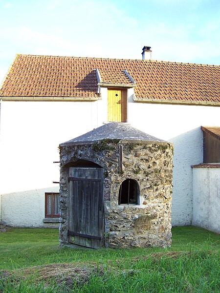 File:Prunay-le-Temple Puits1.jpg