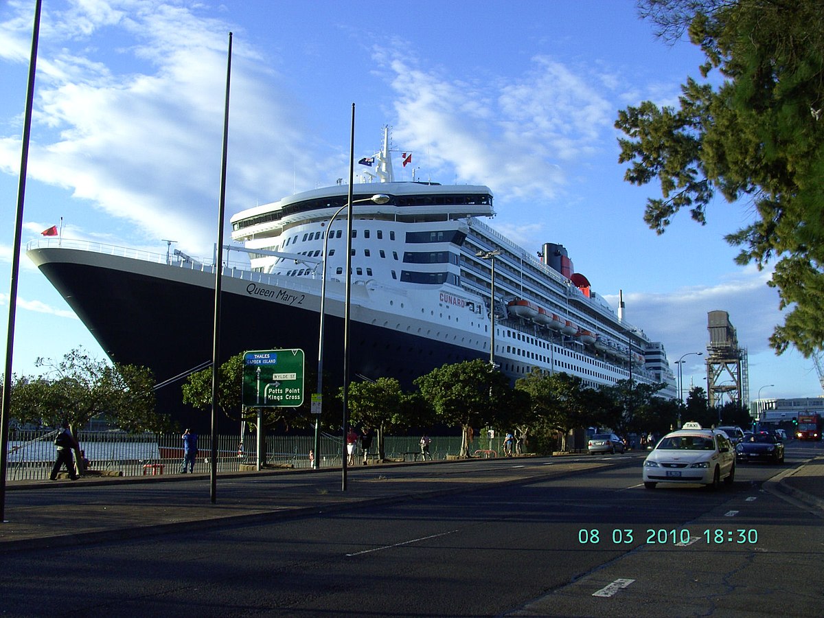 Корабль Queen Mary 2 в парту