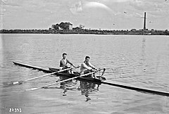 Régates d'Argenteuil du 17 juin 1923, Marc Detton (G.) et Jean-Pierre Stock (D.) vainqueurs en doubles sculls.jpg