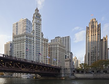 Wrigley Building (links) und Tribune Tower (rechts) an der Nordseite