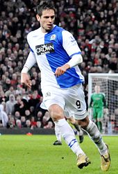 Um jogador de futebol jogando pelo Blackburn Rovers