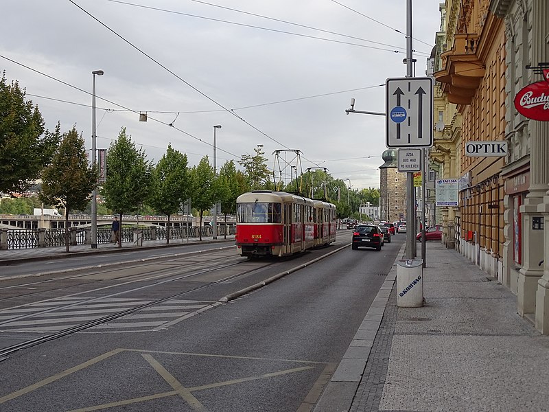 File:Rašínovo nábřeží, od Palackého náměstí k Šítkovskému mlýnu, tramvaj.jpg