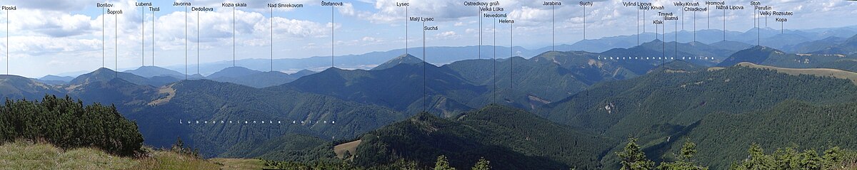Widok na Ľubochnianską dolinę z Rakytova. Nižná Lipová w prawej części grzbietu nad tą doliną
