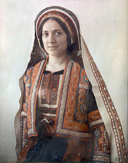 مميزات الثوب الفلسطيني 180px-Ramallah_woman_15029v