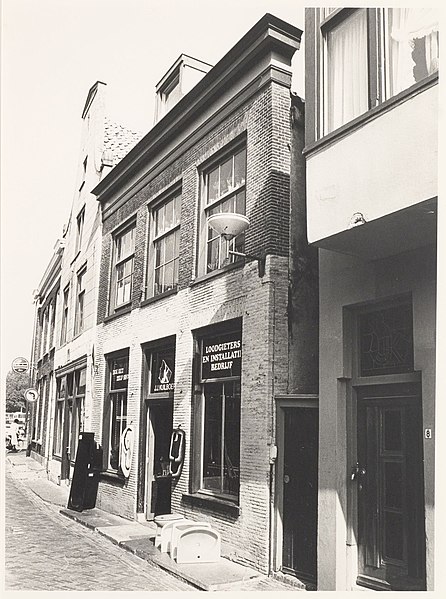 File:Rechts Herenstraat 6, J.J. Kuilboer loodgieters- en installatiebedrijf. Rijksmonument. Lijstgevel, k - RAA011001613 - RAA Elsinga.jpg