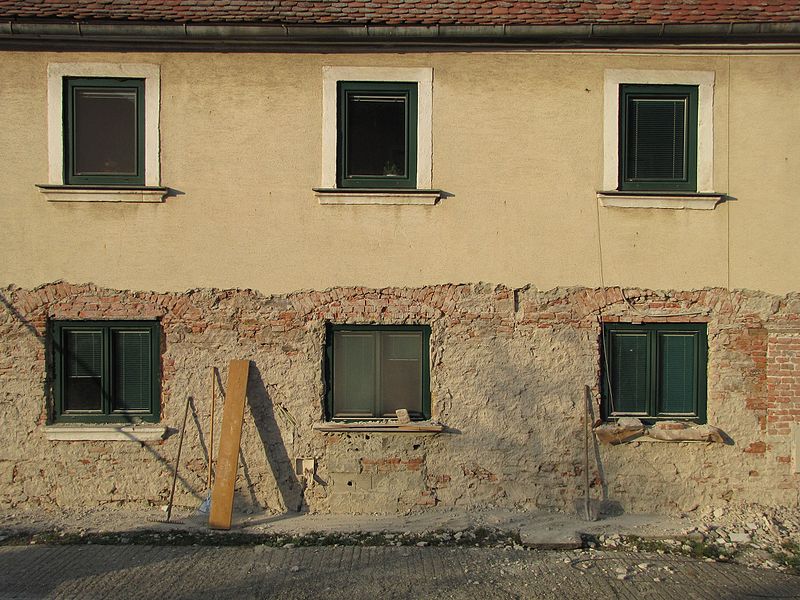 File:Reibenbacher-Mühle Fassadenpartie des Wohntrakts vor Sanierung 2012.04.03.jpg