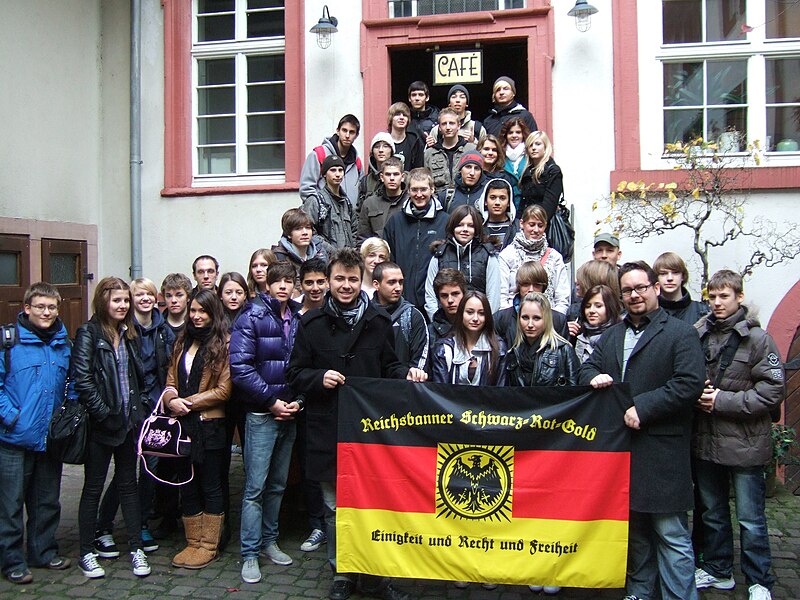 Das Reichsbanner Schwarz-Rot-Gold, Bund aktiver Demokraten 800px-Reichsbanner_Besuch_FE_Gedenkst%C3%A4tte