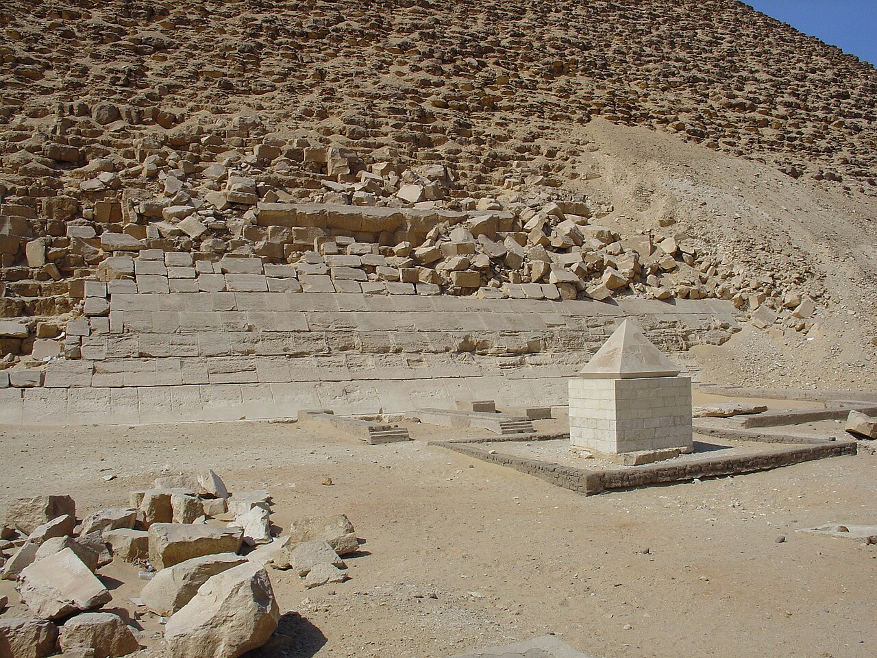 Pirámide Roja 1280px-Restoration_Project_at_the_Red_Pyramid_in_Dahshur
