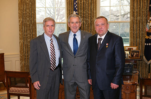 Controversial image of Robert H. Foglesong, U.S. President George W. Bush, and Vladimir Shamanov in the Oval Office.