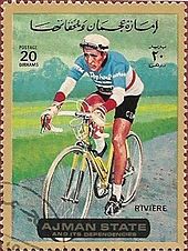 Kleurenfoto van een postzegel waarop een fietser is getekend.