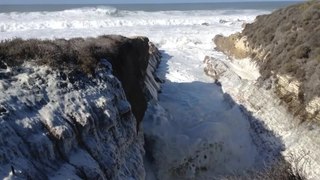 File:Roiling sea in Montana de Oro State Park.webm