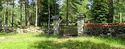 Miniatuur voor Bestand:Rooslepa kalmistu läänepoolne värav 2014.JPG