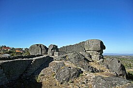 Ruínas do Castelo de Moreira de Rei - Portugal (5856930271).jpg