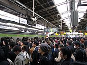 Sàn chờ Tuyến Yamanote trong giờ cao điểm buổi sáng