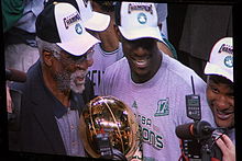 Bill Russell, purtând trofeul Finala NBA din 2008, alături de Kevin Garnett.