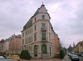 Upside-down apartment building with open development