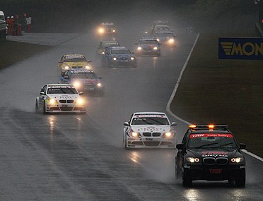 Safety car atua sob chuva durante corrida do Mundial de Carros de Turismo.