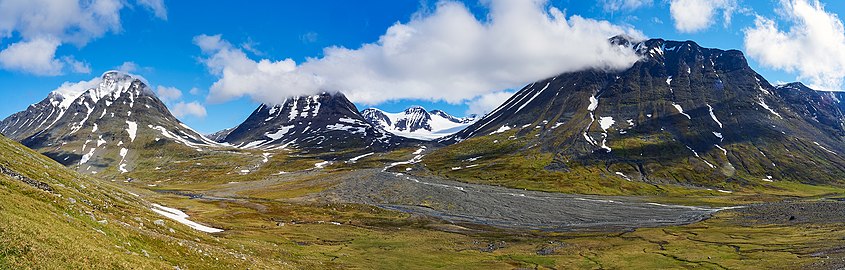 Sarvesvágge där passet Niejdariehpvagge ansluter. Bergen är från vänster till höger: Skájdetjåhkkå - 1827, Niejdariehppe - 1813, Rijddatjåhkkå - 1951.