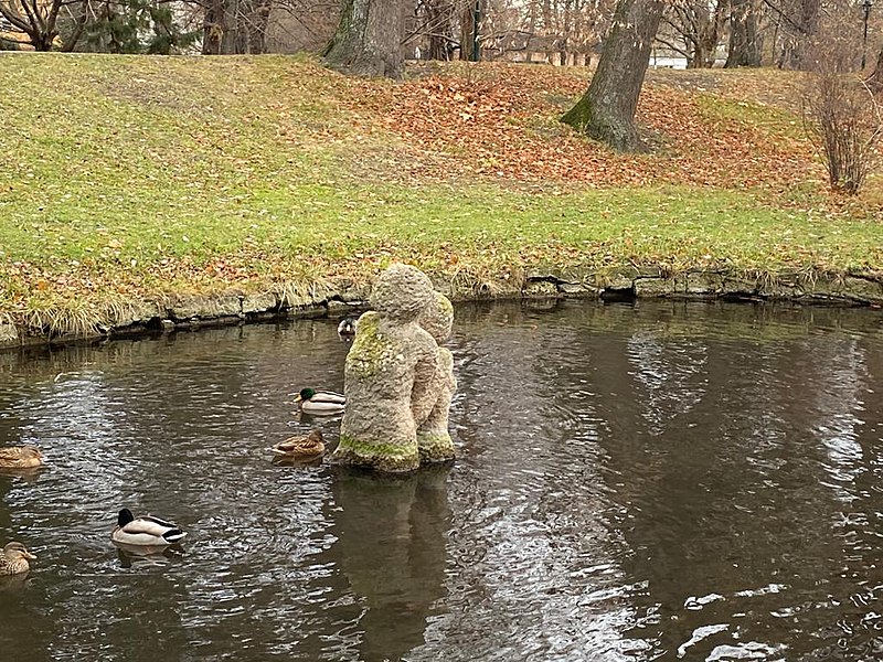 File:Schlosspark Teich badendesPaar.jpg