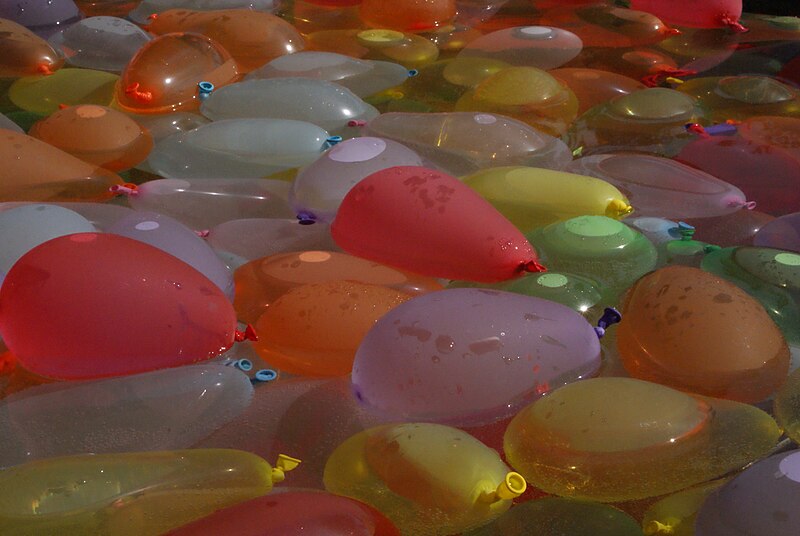 File:Sea of water balloons by Slaunger 2009-06-26.JPG