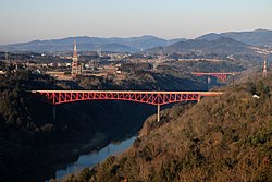 上流側の苗木城址の天守展望台から望む木曽川に架かる国道257号の城山大橋と右奥の岐阜県道410号苗木恵那線の美恵橋（2017年（平成29年）3月11日撮影）