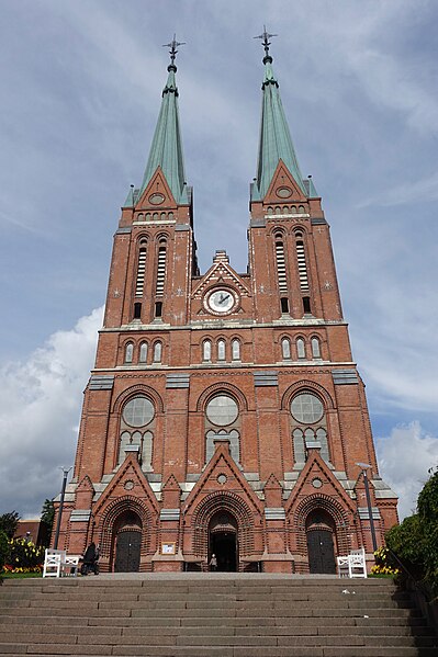 File:Skien kirke church Grenlandskatedralen Neo-Gothic nygotisk 1894 68 m twin towers Norway 2019-09-01DSC05718.jpg