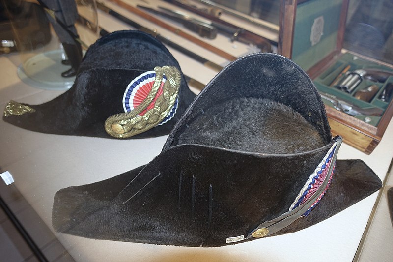 File:Snutehatter til gallauniform for politibetjent og embetsmann 1854-1908 (Norwegian Police and Officials parade uniform bicorne hats) Justismuseet (National Museum of Justice) Trondheim Norway 2019 Filt Kokarde 03084.jpg