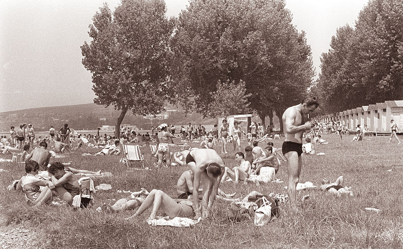 File:Sončenje in kopanje v Ankaranu 1961 (3).jpg