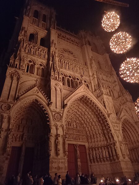 File:Son et lumière Notre Dame d'Amiens 20210917 211253.jpg