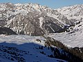 Bergstation der Sonnenkopfbahn überm Klostertal, Lechquellengebirge auf der anderen Talseite, rechts hinten die Lechtaler Alpen.