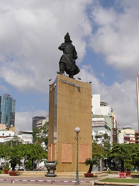 File:Statuo de Tran Hung Dao sur placo Me Linh (Ho-Ĉi-Min-urbo).jpg