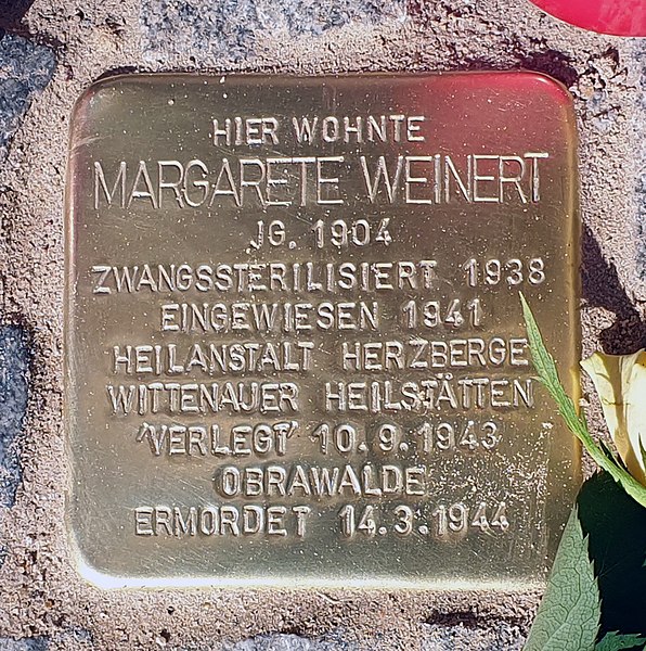 File:Stolperstein Bergmannstr 97 (Kreuz) Margarete Weinert.jpg