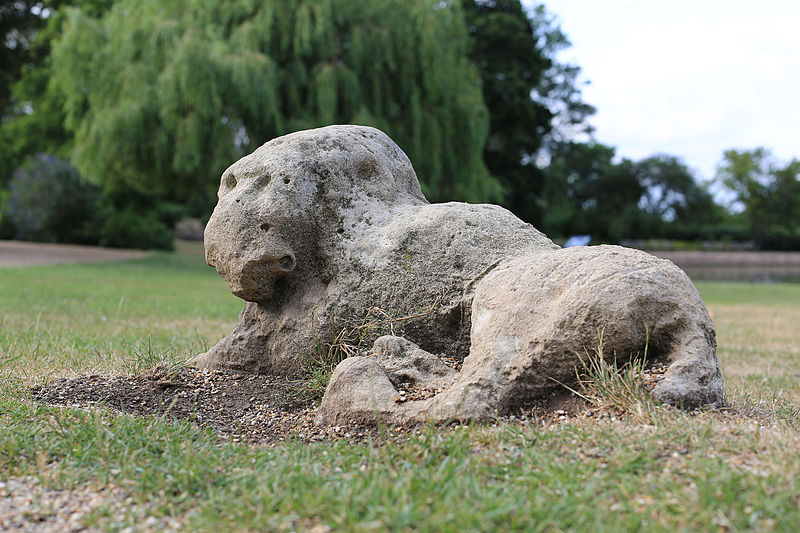 File:Stone-Lion,-Forty-Hall,-Enfield-2.jpg