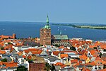 Stralsund, Blick von der Marienkirche (2013-07-07-), por Klugschnacker en Wikipedia (7).JPG