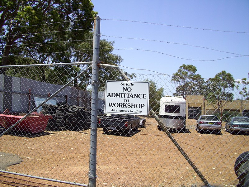 File:Strictly no admittace to workshop sign - Warrona Tyre & Mechanical (E37@WTW2013).JPG