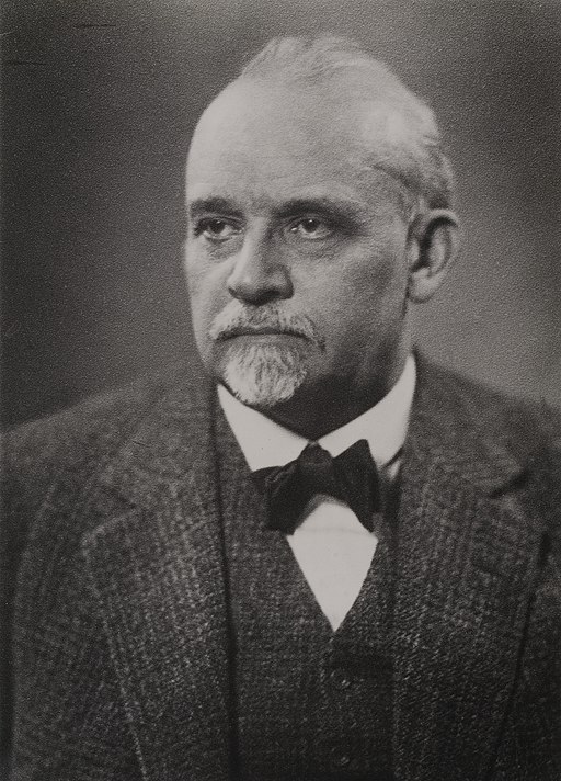 Studio portrait of Oskar Vogt Wellcome L0039201