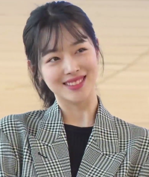 File:Sulli at Gimpo Airport on February 24, 2019 (cropped).png