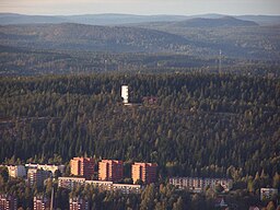 Udsigtstårnet "Glasspinnen" på det Nordlige bjerg. 
 I i underkanten ses højhusene i boligområdet Alliero på Ludvigsbjergvejen.