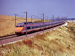 Une rame TGV Sud-Est en livrée orange originale, se dirige vers Dijon en juillet 1984.