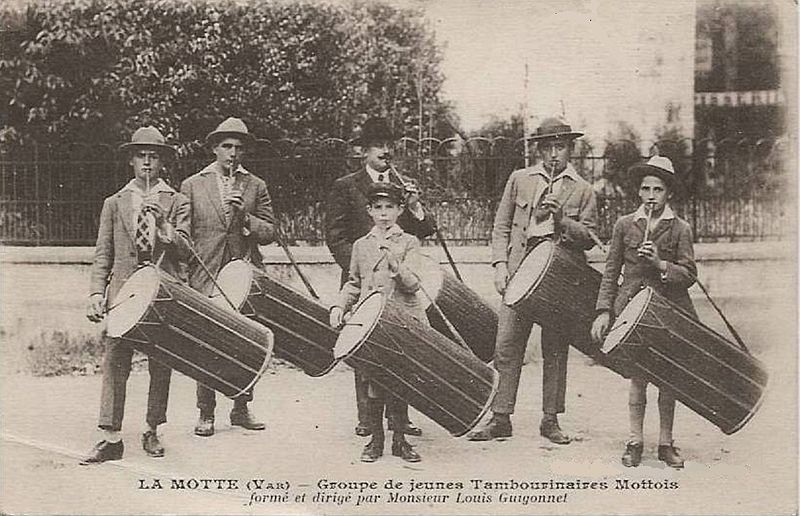 File:Tambourinaires de La Motte.jpg