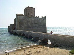 Torre Astura, che si trova nel comune di Nettuno tradizionale confine fra l'Agro Pontino e l'Agro Romano