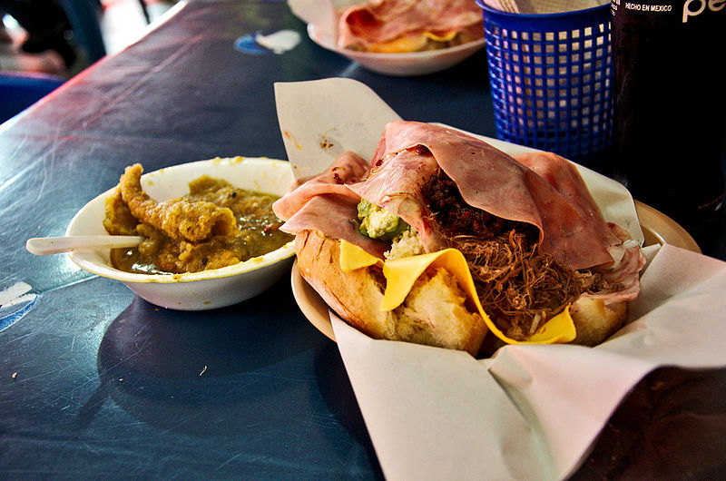 File:Torta de la Barda en Tampico con chicharron en salsa verde.jpg