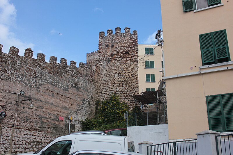 File:Tower in castle walls (3).JPG