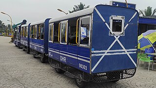 বাংলা: পর্যটকদের বহনকারী একটি টয় ট্রেন English: A toy train used to ferry tourists