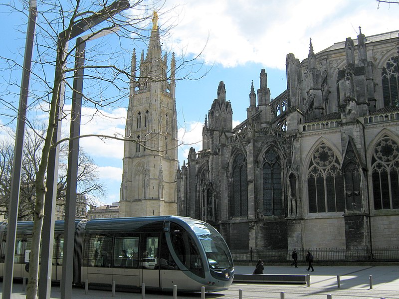 File:Tram and cathedrale - panoramio.jpg