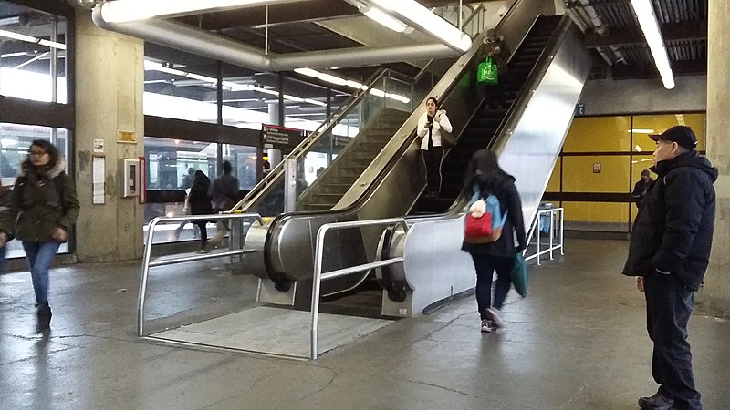 File:Transit hustle (39030348305).jpg