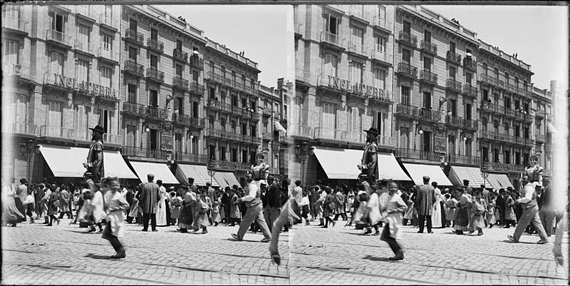 File:Trobada de gegants voltats de gent al carrer de Fontanella.jpeg