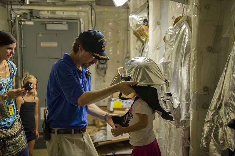 File:USNS Spearhead tour 140415-N-ZY039-118.jpg